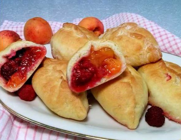 Yeast Pies with Apricots and Raspberries