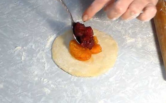 Yeast Pies with Apricots and Raspberries step 4