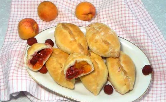 Yeast Pies with Apricots and Raspberries step 5