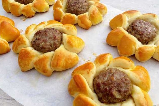 Flower Buns with Meat Patties