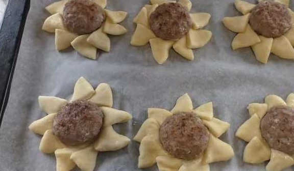 Flower Buns with Meat Patties step 17
