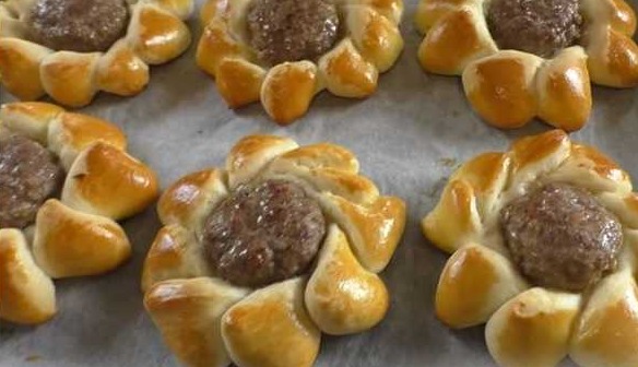 Flower Buns with Meat Patties step 19