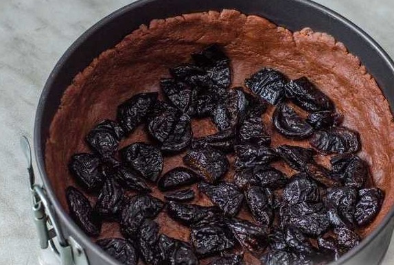 Chocolate Royal Cheesecake with Boiled Condensed Milk and Prunes step 14
