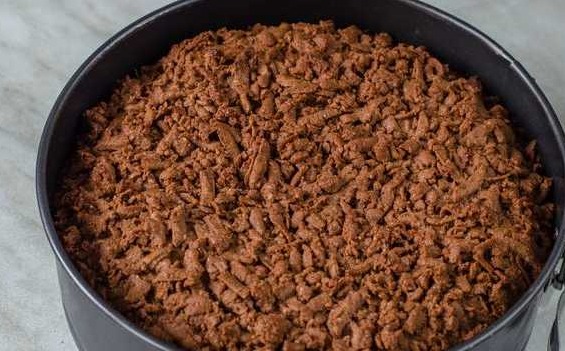 Chocolate Royal Cheesecake with Boiled Condensed Milk and Prunes step 17