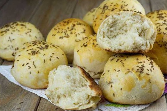 Yeast Buns with Curdled Milk, with Caraway Seeds
