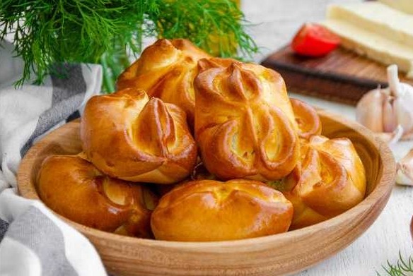 Buns with Cottage Cheese, Cheese and Herbs