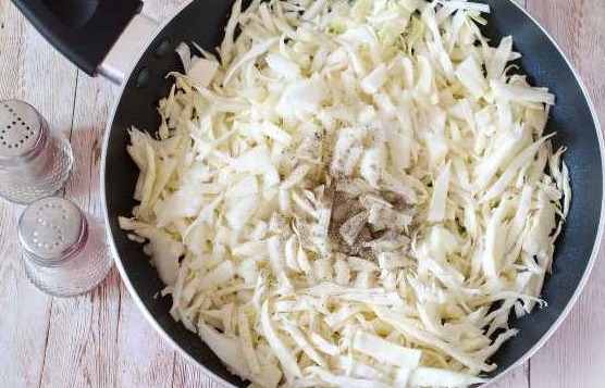 Cabbage Jellied Pie with Mayonnaise and Sour Cream step 3