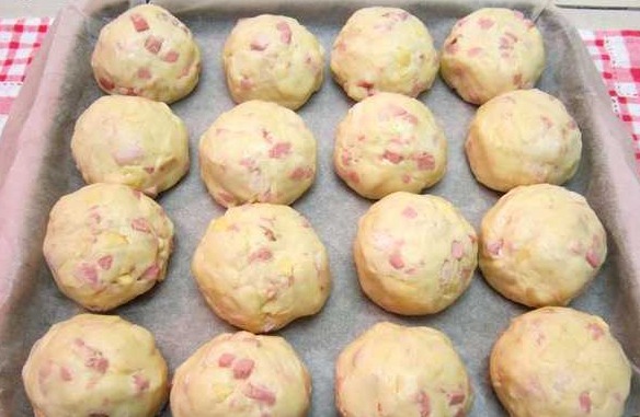 Curd Buns with Cheese, Sausage and Bacon step 9