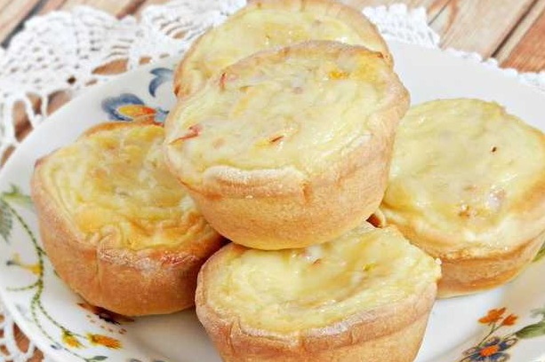 Apple Mini Yeast Dough Pies