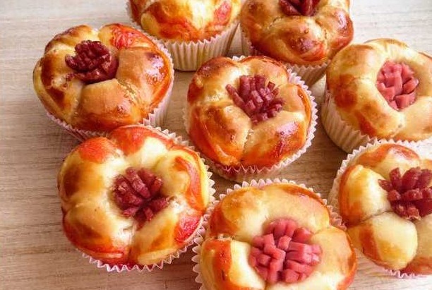 Yeast Buns “Flowers” with Sausages