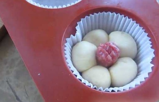 Yeast Buns “Flowers” with Sausages step 12