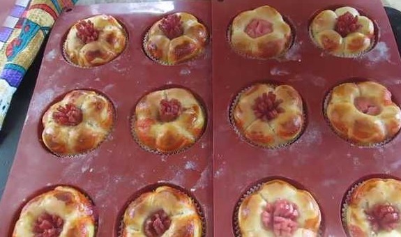Yeast Buns “Flowers” with Sausages step 15