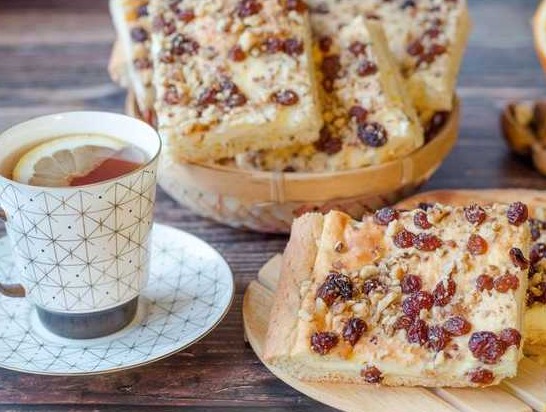 Pie with Cottage Cheese, Raisins and Nuts
