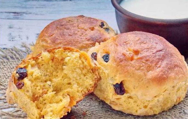 Carrot Buns with Raisins and Dried Apricots