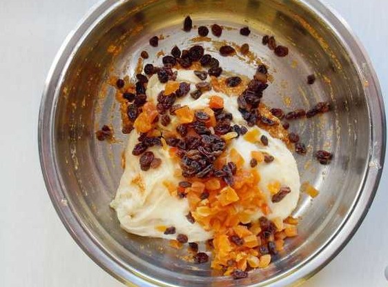 Carrot Buns with Raisins and Dried Apricots step 11