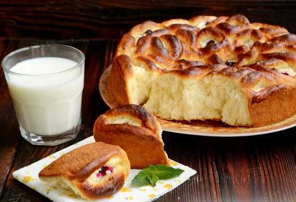 Tear-Off Yeast Dough Pie with Curd Filling