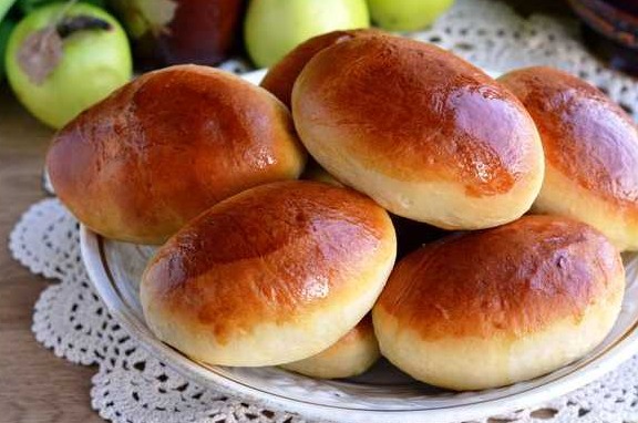 Yeast Pies with Apples