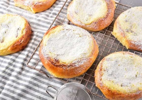 Cheesecakes with Cottage Cheese, Raisins and Lemon Zest