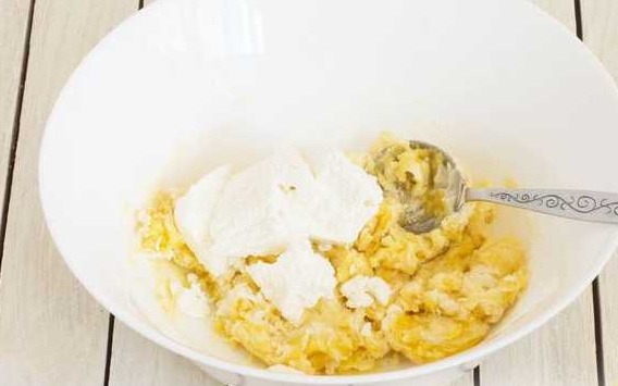 Curd Cake with Caramelized Apples and Nut Streusel step 3