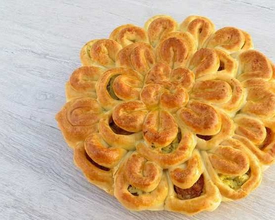 Chrysanthemum Pie with Potatoes and Minced Meat