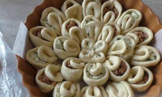 Chrysanthemum Pie with Potatoes and Minced Meat step 14