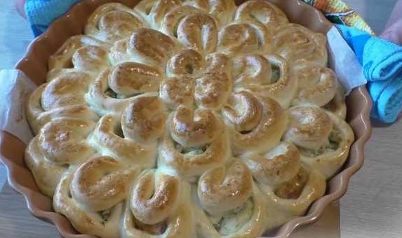 Chrysanthemum Pie with Potatoes and Minced Meat step 16