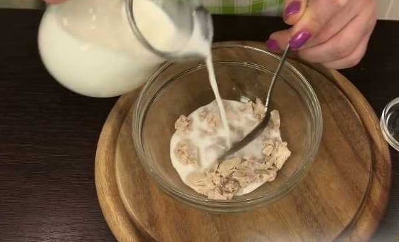 Roll with Prunes and Nuts, in a Honey Crust step 1