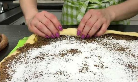 Roll with Prunes and Nuts, in a Honey Crust step 21