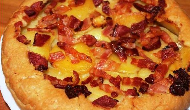 Pie with Potatoes, Bacon and Cheese