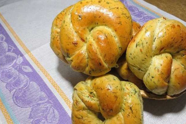 Yeast Buns with Dill and Cheese
