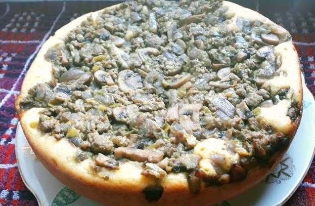 Pie with Meat and Mushrooms (in a Slow Cooker)