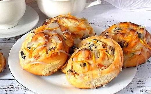 Buns with Cottage Cheese, Cheese and Dried Fruits