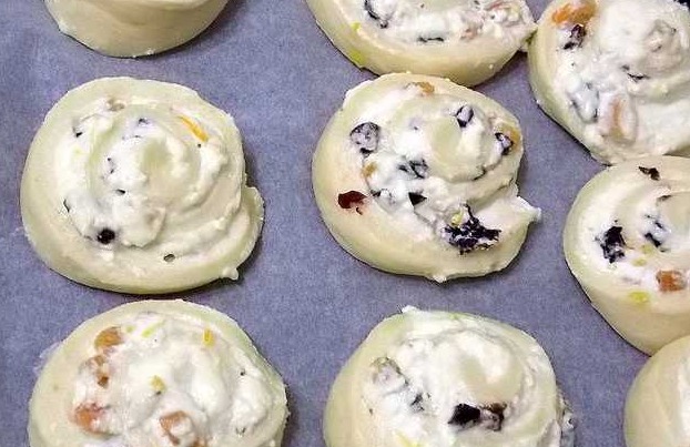 Buns with Cottage Cheese, Cheese and Dried Fruits step 15