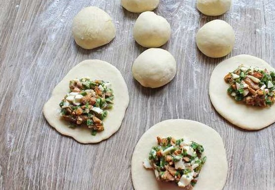 Yeast Pies with Chanterelles, Eggs and Green Pnions (oven) step 18