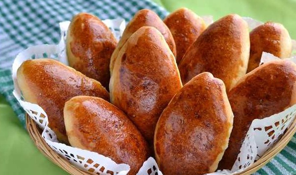 Yeast Pies with Minced Meat and Green Onions
