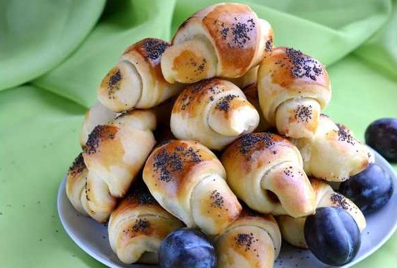 Yeast Buns with Kefir, with Plums