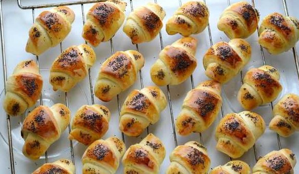 Yeast Buns with Kefir, with Plums step 18