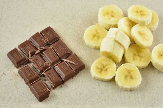 Cottage Cheese Buns with Banana and Chocolate step 4