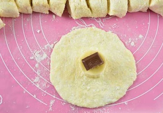 Cottage Cheese Buns with Banana and Chocolate step 7