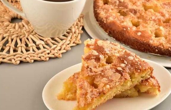 Yeast Cake with Sugar Crumbs and Cream