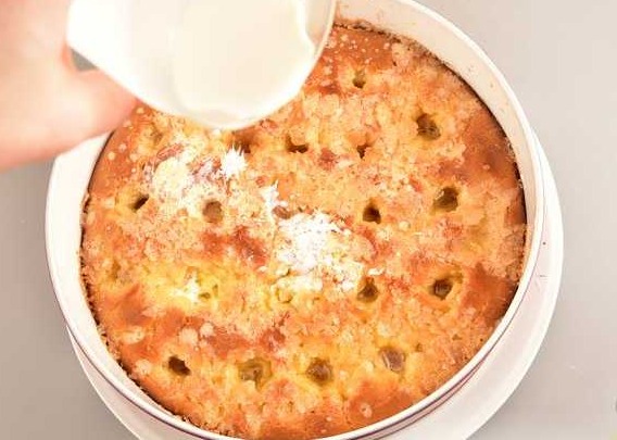 Yeast Cake with Sugar Crumbs and Cream step 14