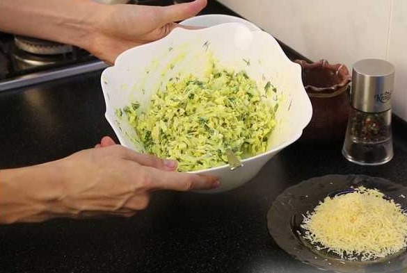 Pie with Cabbage, Eggs, Herbs and Cheese step 3