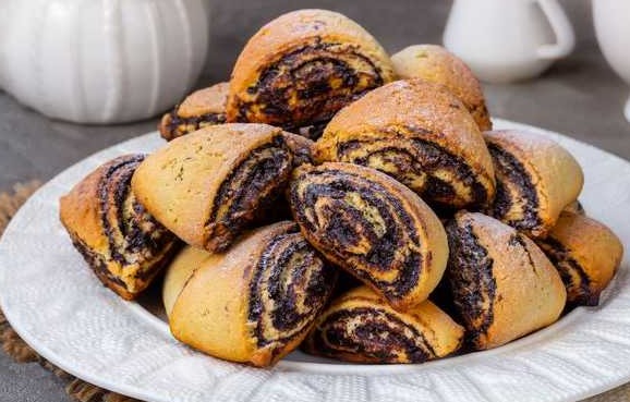 Shortbread Biscuits with Nut Filling