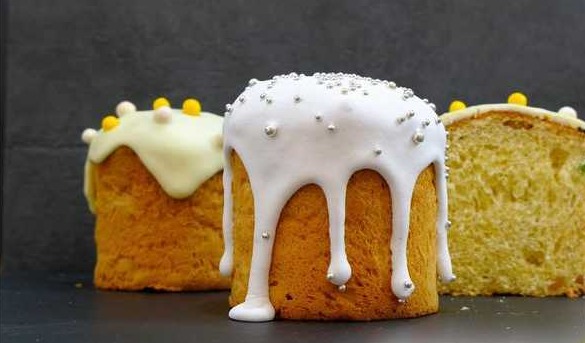 Airy Easter Cake Made from Yeast Dough