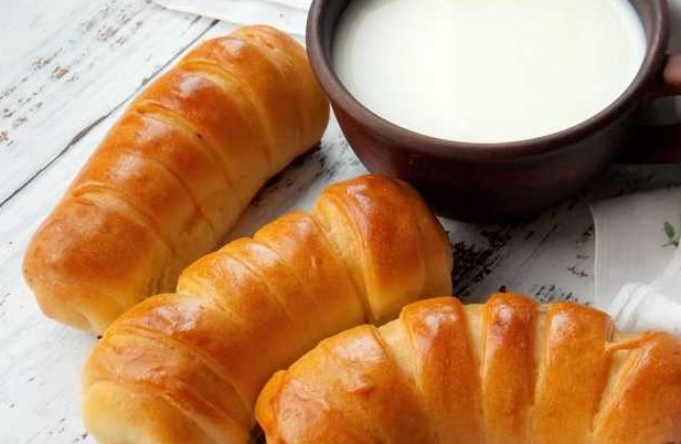 Yeast Dough Buns with Melted Cheese