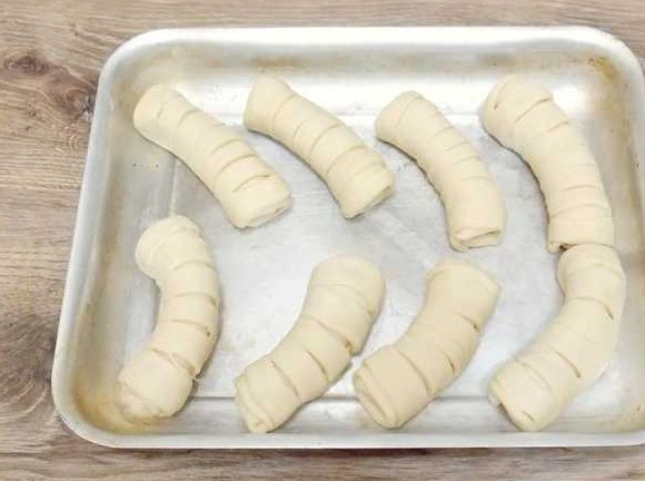 Yeast Dough Buns with Melted Cheese step 10