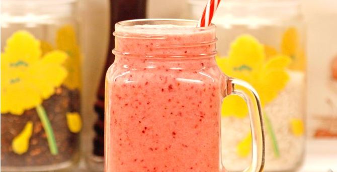 Smoothie with Cranberry, Banana and Honey