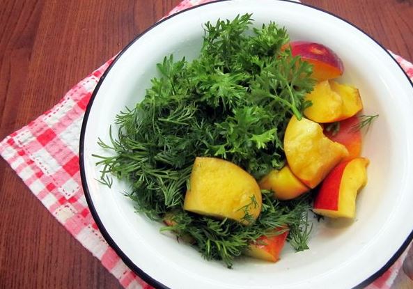 Smoothie with Nectarines and Herbs step 2