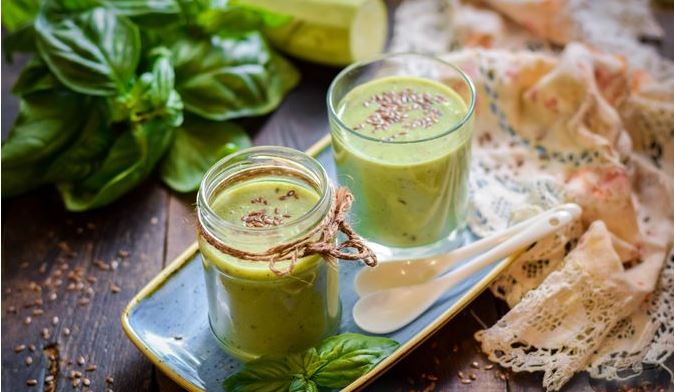 Thick Smoothie with Oatmeal, Spinach and Zucchini