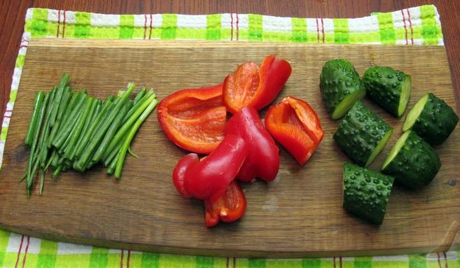Tomato Smoothie with Cucumbers, Bell Peppers and Herbs step 1